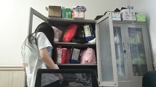 Quay lén phòng thay đồ của y tá p1
