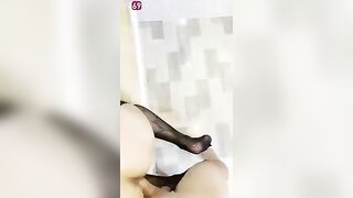 E ny tâm lý trước khi địt còn lấy gel massage cho cặc dễ vào lồn hơn