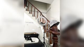 Em thợ cắt tóc vừa gội đầu cho khách vừa thủ dâm