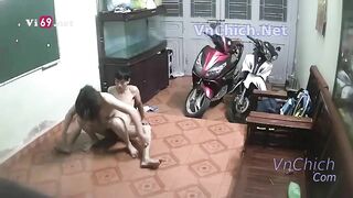 Đi làm về vừa đỗ xe anh đã bắt cởi đồ chịch ngay ngoài cửa phòng khách 2