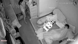 Hack cam cảnh vợ siêu đẹp tự nguyện tự cởi quần quyến rũ chồng chịch quá hấp dẫn