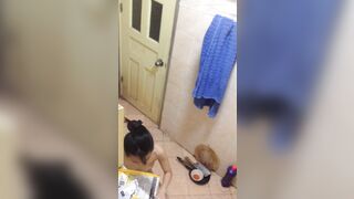 Quay lén con gái hàng xóm tắm, đen cho thanh niên bị em gái phát hiện