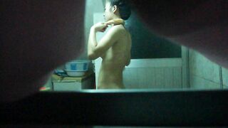 Cận cảnh quay lén em vợ tắm chuồng nhưng bị ẻm phát hiện