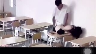 Nam thần cấp 3 móc lồn em Hs Lớp 10 trong lớp đái ra sàn