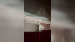 Quay lén cô bạn thân đang tắm