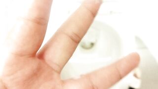 Đang đi chơi ở Aeon thì tự nhiên nứng lồn phải vào WC thủ dâm gấp