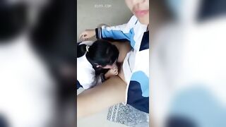 Em học sinh mới lớn bị bạn dụ vô nhà vệ sinh trường bú cu