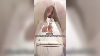 gắn cu giả trên nắp bồn cầu, em gái dâm nhún như cưỡi ngựa vỡ cả nắp bồn cầu