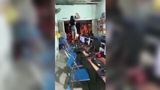 Nữ gamer cởi quần doạ cho mấy người chơi net chạy toán loạn