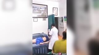 Eg được nhân viên spa massage bóp dú xoa lồn sướng ko phản kháng