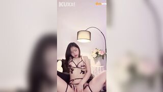 E girl Việt xinh tươi tự quay video thủ dâm móc lồn trên chiếc ghế cực dâm