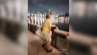 Nữa đêm nứng cặc mang e ghệ dâm ra lang cang cầu doggy public cực sướng
