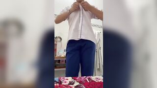 Em học sinh lồn non tập thủ dâm