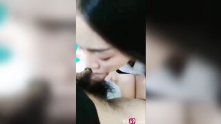 Em mặc bộ đồ công sở đi làm thì anh kéo quần bắt bú cu lại trễ giờ của em