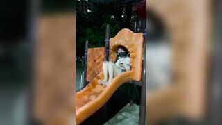 Ra cong biên khoe lồn cho người la xem hàng ngon dâm đãng