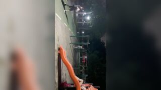 Ra cong biên khoe lồn cho người la xem hàng ngon dâm đãng