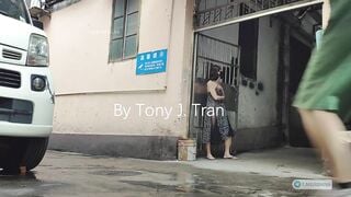 E gái biến thái thích nude public canh có người đi qua lại cởi đồ ra cho ngta xem