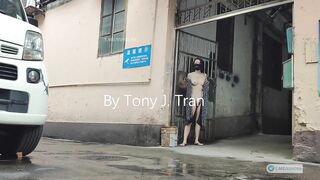 E gái biến thái thích nude public canh có người đi qua lại cởi đồ ra cho ngta xem