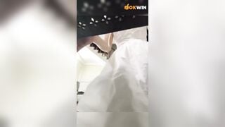 E chủ tiệm gội đầu vừa gội cho khách vừa livetream show hàng thủ dâm p3