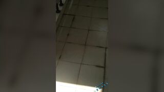 Quay lén e học sinh Trung Quốc đi đái trong nhà vệ sinh trường