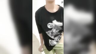 Em gái thủ dâm trong phòng tắm