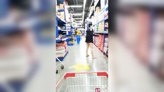 Cởi quần lót đi vào siêu thì khoe lồn 2