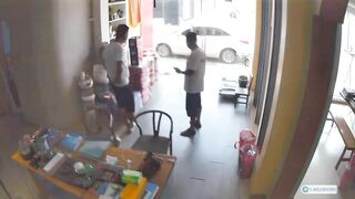 Khách khứa như thế thì hỏng rồi