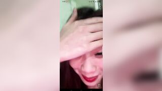 Em hot girl thua kèo show vú