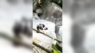 Public với Ny ở bờ suối bị người lạ đánh tập thể