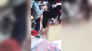 Hack cam chị gái lén chồng địt nhau với bảo vệ tại quán nước