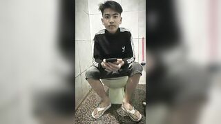 Minh Dương 211 thủ dâm trong wc