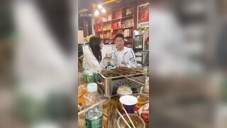 Cô gái say xỉn ở quán rượu izakaya và nhảy múa với bộ ngực trần.