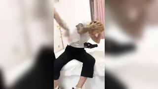 Em học sinh chọc nhầm chị đại của trường bị đánh lột sạch đồ quay clip