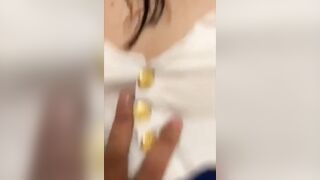 Em nhân viên ngân hàng đi cùng khách