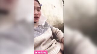 Bé học sinh nứng public ngay tại sân trường