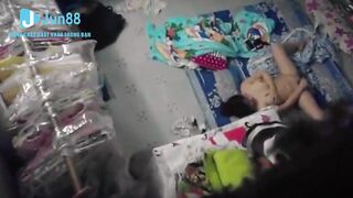Quay lén thấy e sv trọ bên nằm trần truồng móclồn đắng đo mãi k bt có nên sang giúp k