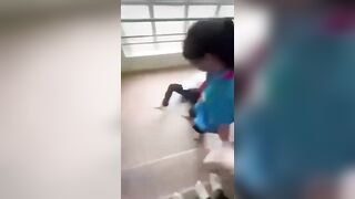 Bạo lực học đường lột đồ