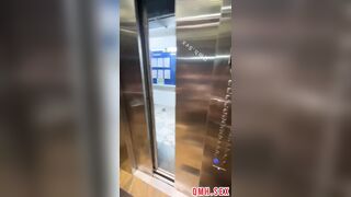 Em nhân viên kính cận văn phòng địt nhau public trong thang máy chung cư rên từ tầng
