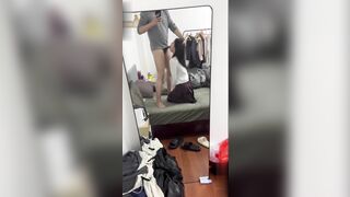 Bé e họ xinh đẹp vừa đi học về chưa biết chuyện gì đã bị a trai tát vào mặt bắt bú cu