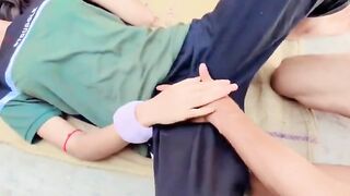 A trai dẫn bé e họ mình dây ra ngoài trải cho miếng bạt nằm rồi vén quần e lên địt