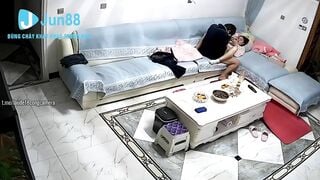 Hack cam thấy bố dượng ở nhà lau lồn rồi đụ con dâu khi con trai đi làm k có ở nhà