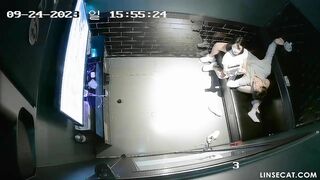 Hack cam quán kara phát hiện thanh niên đưa e ghệ vú bự vào quán mò lồn bóp vú đụnhau