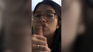 Bé e họ kính cận yêu thích khoái chí khi đc hôn và bú cặc a trai