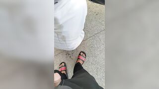 Thanh niên đái nén lên gái ????