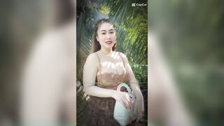 Em hạnh vú to