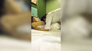 2 đứa bạn cũng lớp ịch nhau, mà đếu cho mình ịch ké, cay vl=))