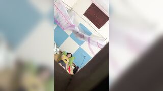 quay lén em hàng xóm thủ dâm móc bím