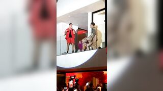 Địt public trên sân khấu trước mặt khán giả