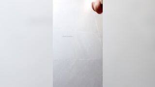 Gắn toy vào tường nhấp trong sung sướng