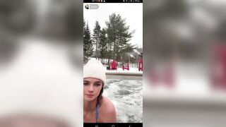 Mấy em tây dâm live tắm mặc bikini lắc đít vào trời đông
